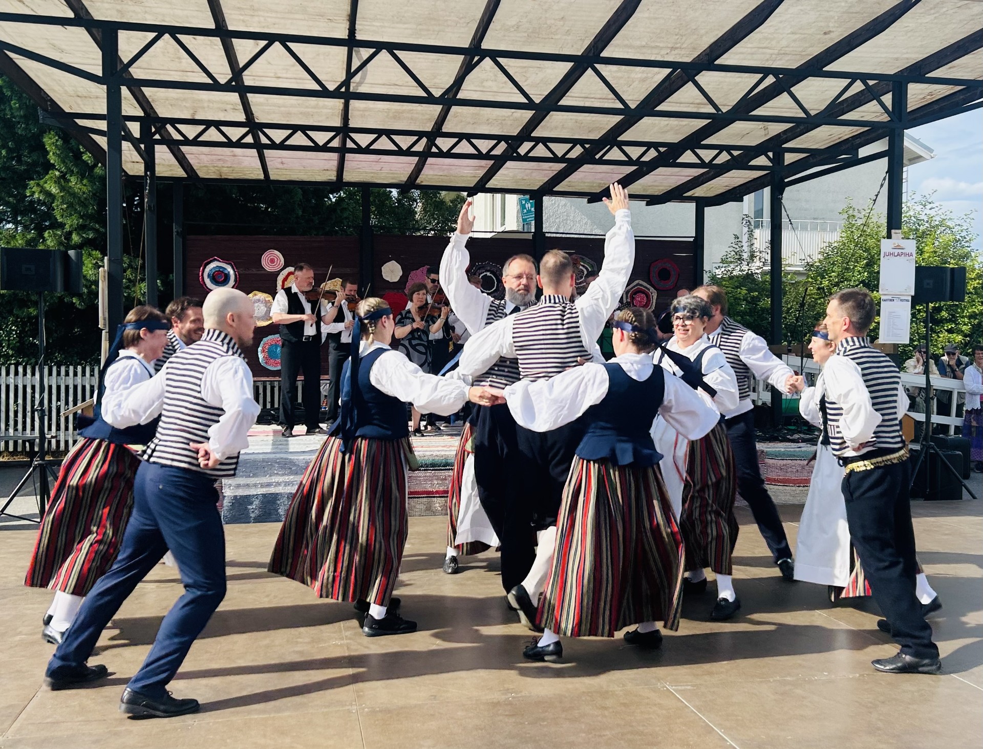 Retro-ottoset on Kaustisen nuorisoseuran tanssiryhmä, joka esiintyy kuvassa Kaustinen Folk Music Festivalilla